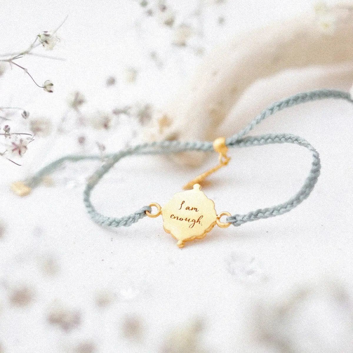 Bracelet cordon nylon tressé gris, pendentif médaillon doré "I am enough" gravé, ajustable, cadeau femme symbolique, modèle Youda