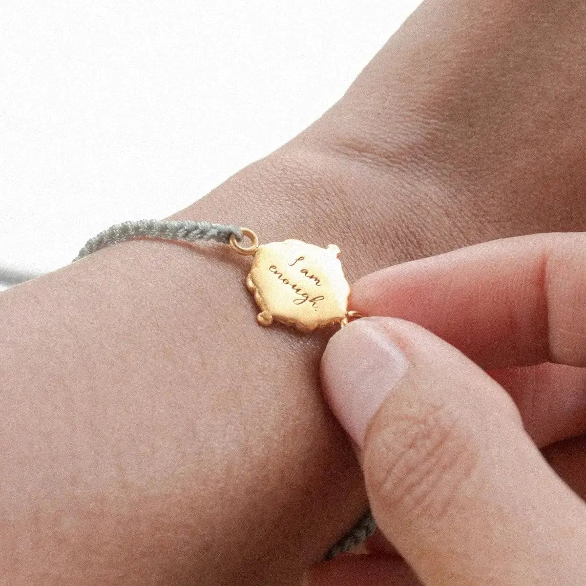 Bracelet cordon nylon tressé gris, pendentif médaillon doré "I am enough" gravé, ajustable, cadeau femme symbolique, modèle Youda