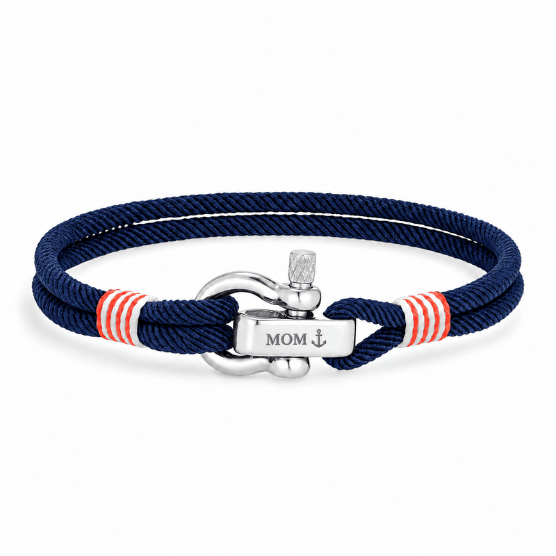 Bracelet Kenny Bleu marine, manille en acier inoxydable personnalisée MOM ⚓, posé de face sur fond blanc