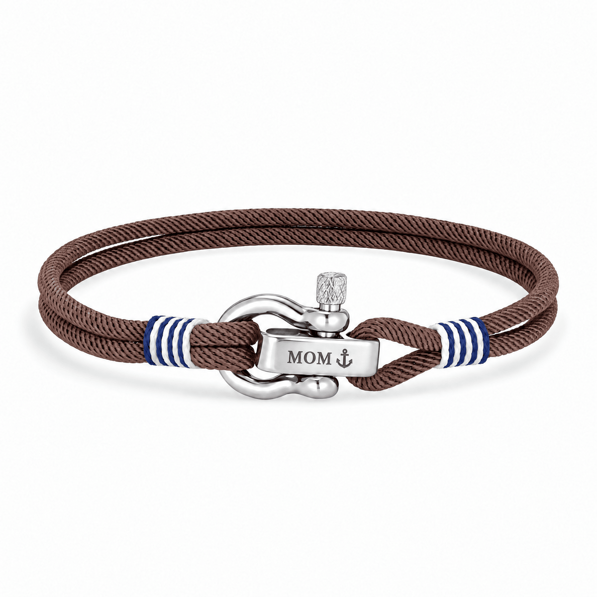 Bracelet Kenny Marron, manille en acier inoxydable personnalisée MOM ⚓, posé de face sur fond blanc