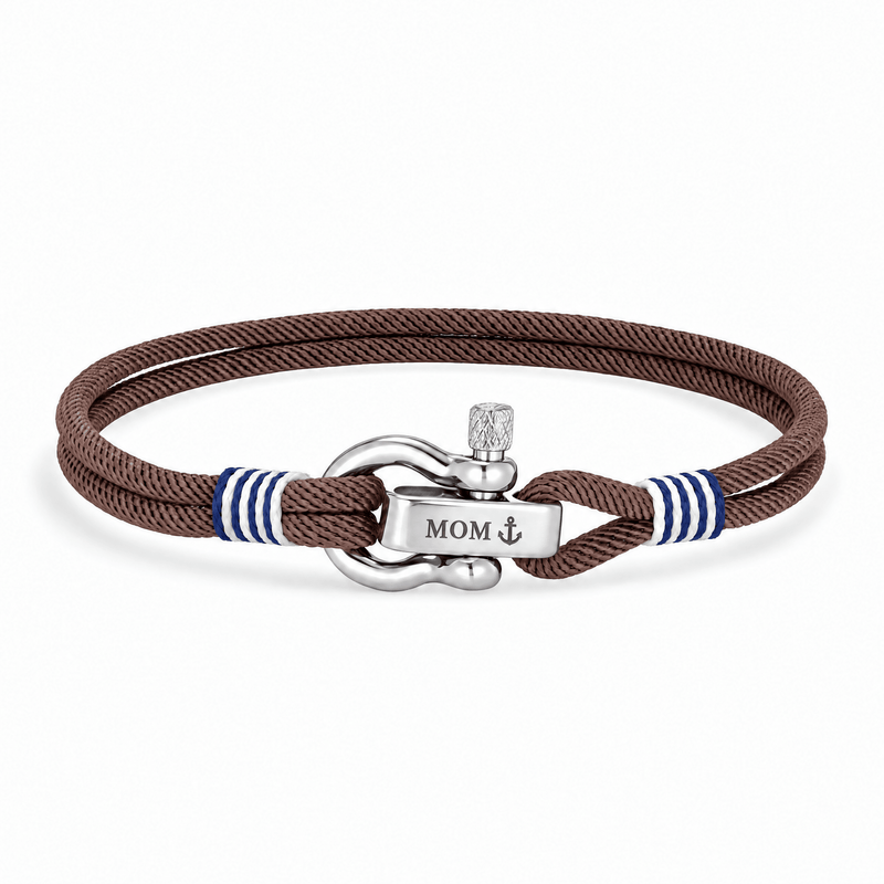 Bracelet Kenny Marron, manille en acier inoxydable personnalisée MOM ⚓, posé de face sur fond blanc