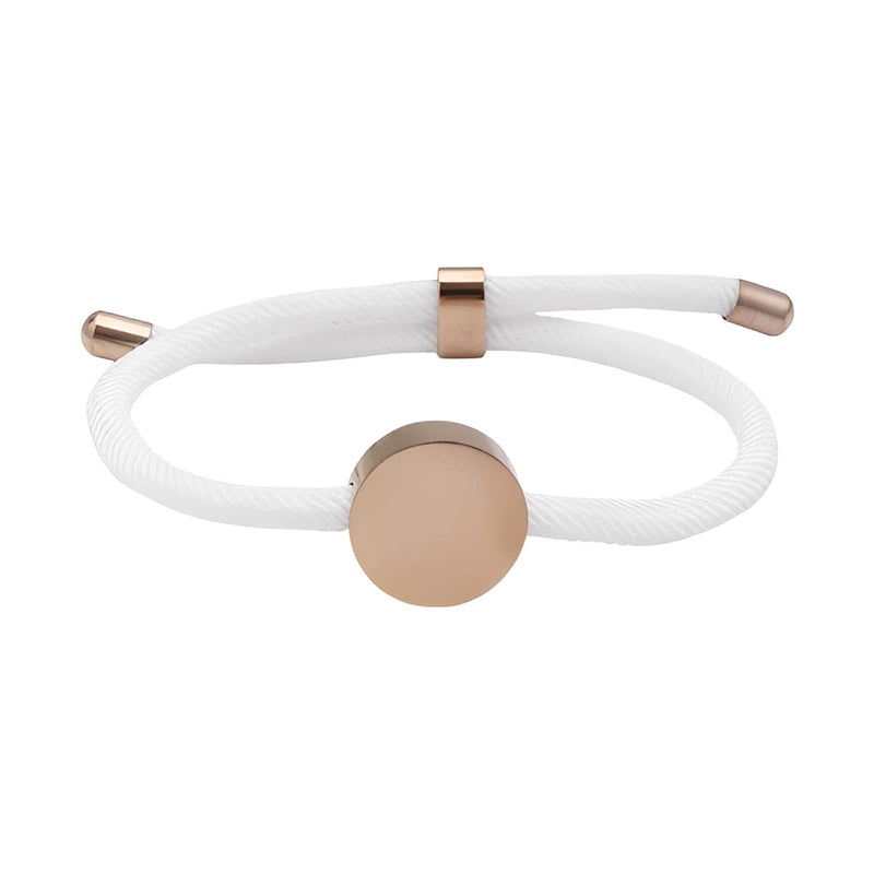 Bracelet cordon blanc avec médaillon rond en acier inoxydable doré, fermeture coulissante ajustable.