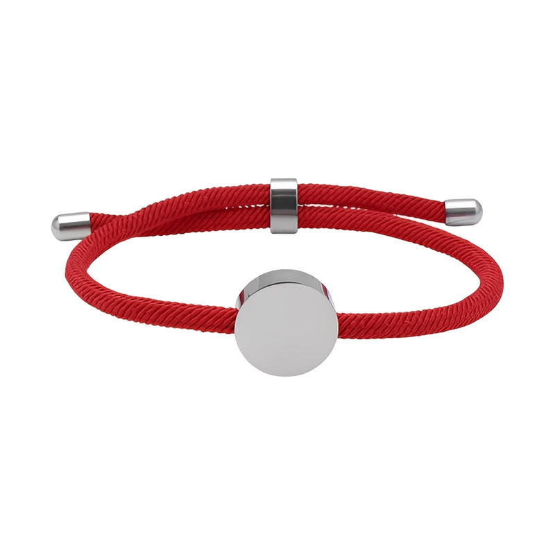 Bracelet cordon rouge ajustable avec médaillon rond en acier inoxydable poli, sans gravure visible.