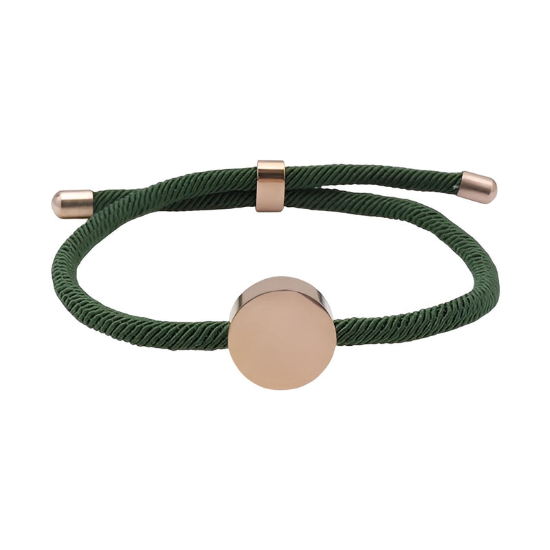 Bracelet cordon vert avec médaillon rond en acier inoxydable couleur or rose, style minimaliste.