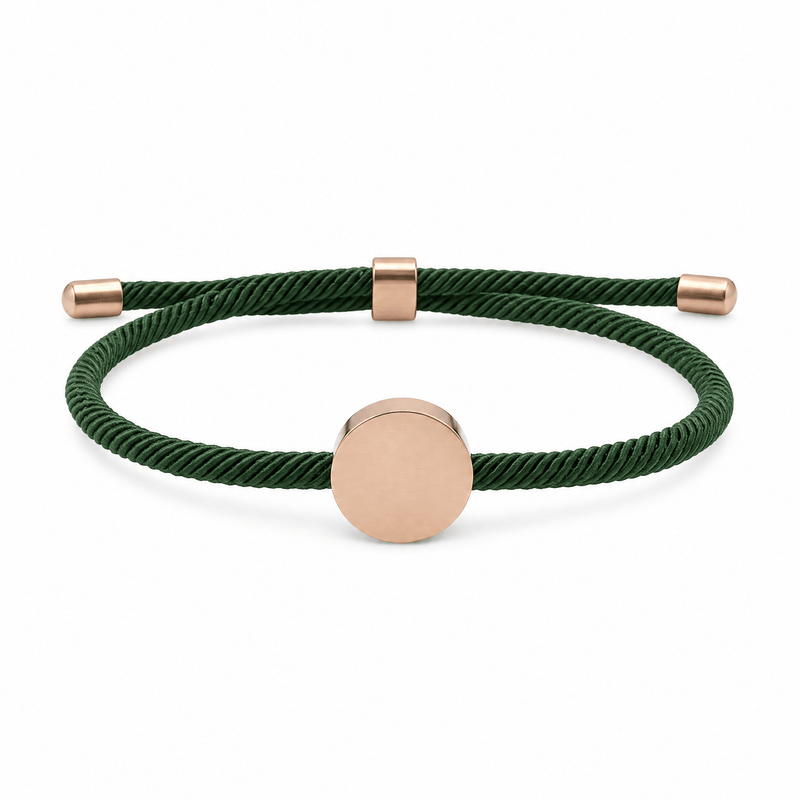 Bracelet Dax Or rosé / Vert, cordon ajustable et médaillon rond, posé de face sur fond blanc