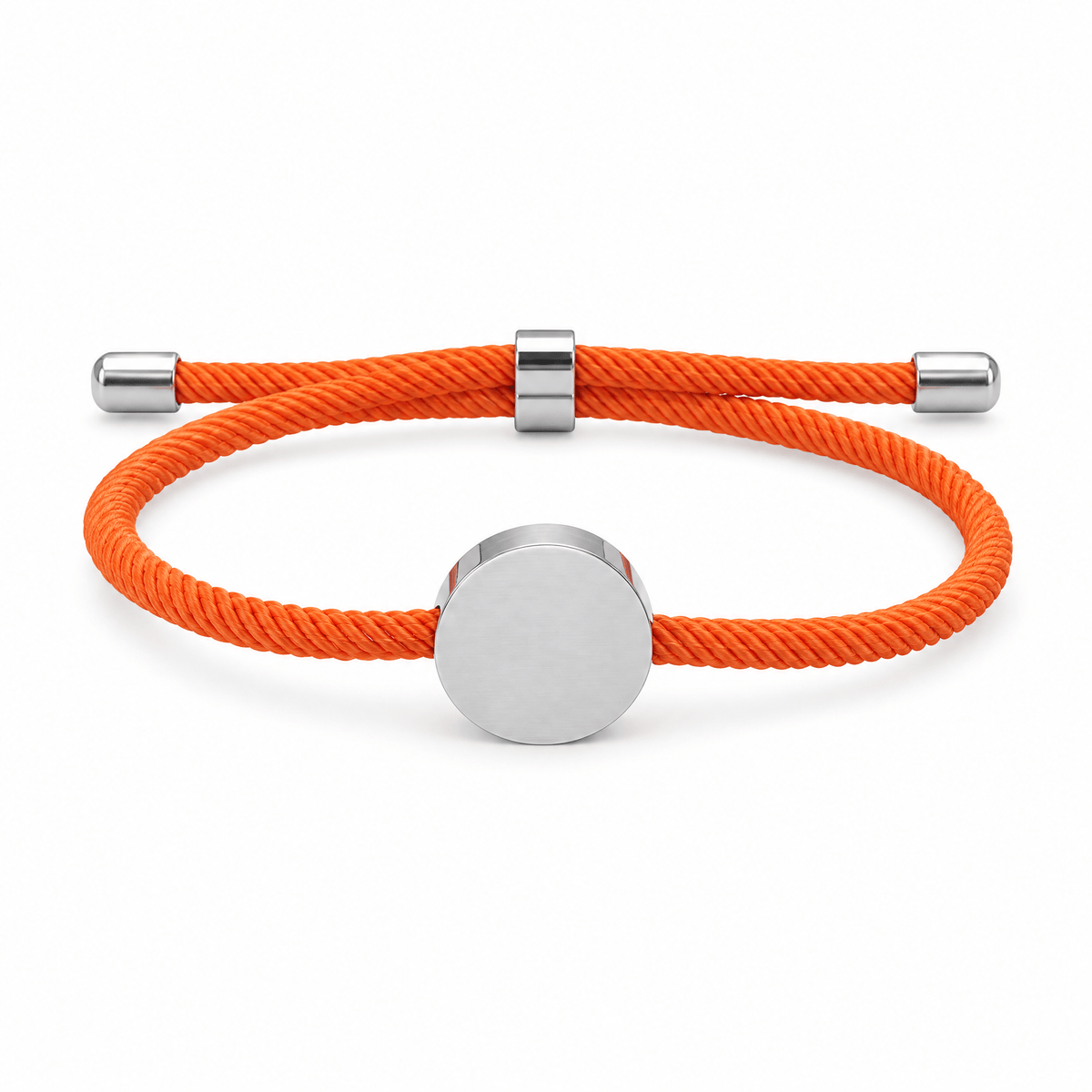 Bracelet Dax Argent / Orange, cordon ajustable et médaillon rond, posé de face sur fond blanc