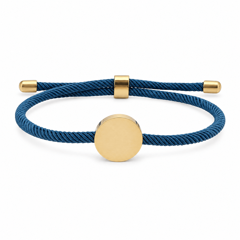 Bracelet Dax Or / Bleu, cordon ajustable et médaillon rond, posé de face sur fond blanc
