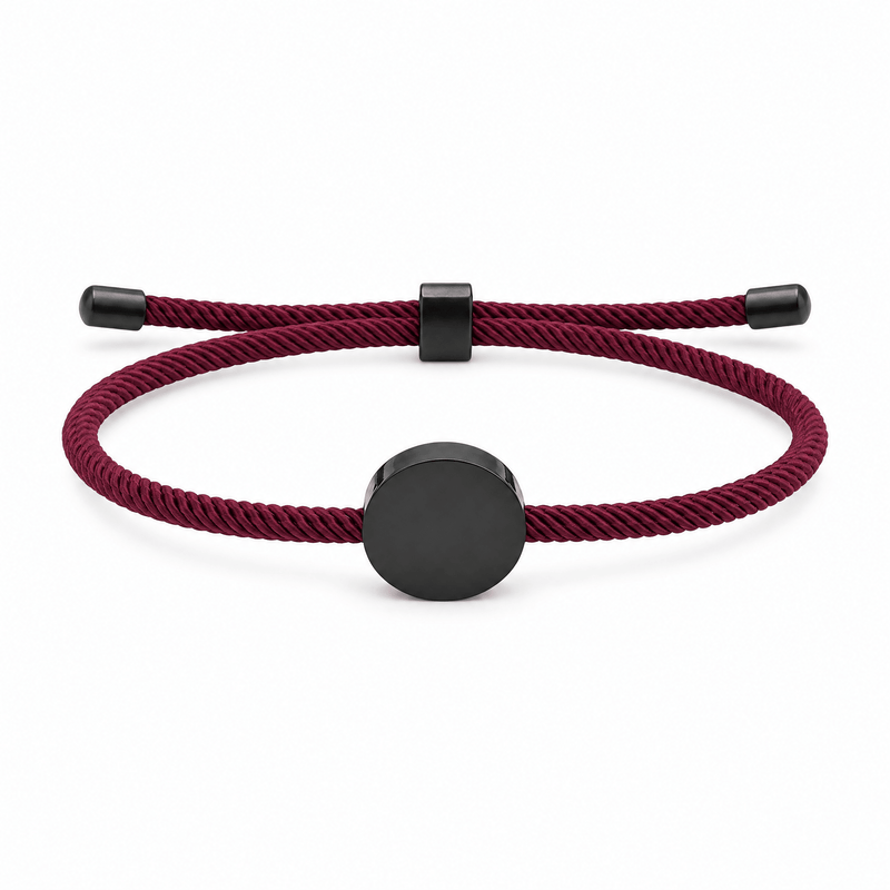 Bracelet Dax Noir / Bordeaux, cordon ajustable et médaillon rond, posé de face sur fond blanc
