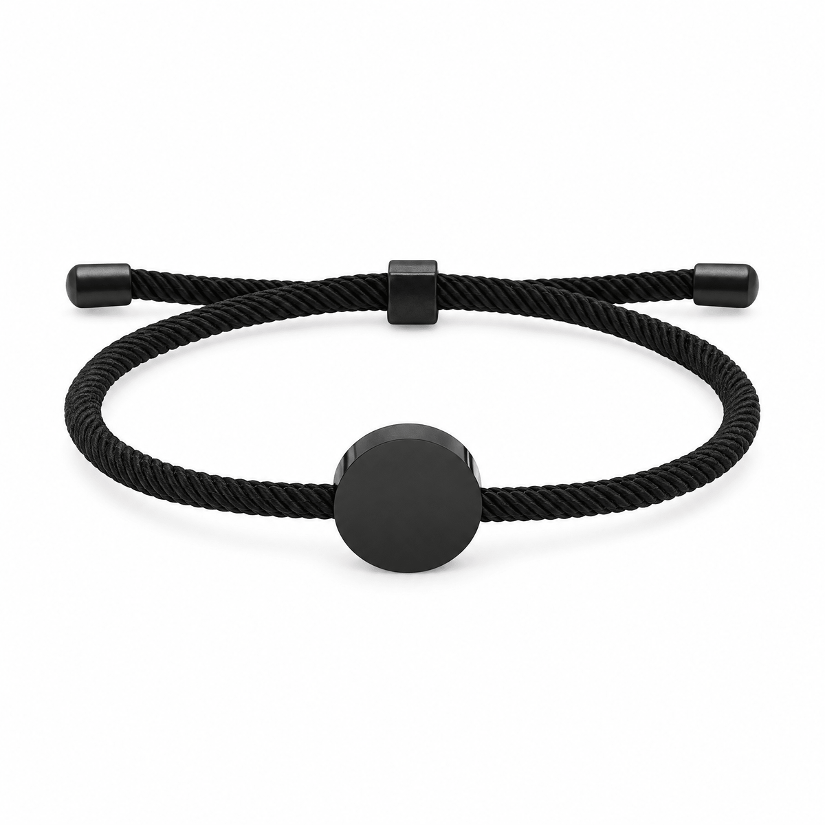 Bracelet Dax Noir / Noir, cordon ajustable et médaillon rond, posé de face sur fond blanc