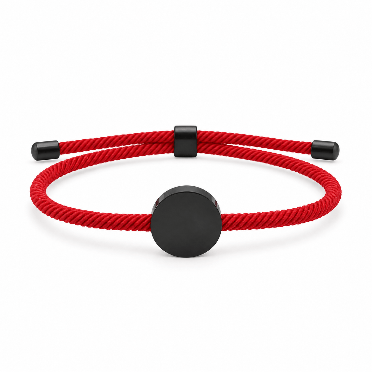 Bracelet Dax Noir / Rouge, cordon ajustable et médaillon rond, posé de face sur fond blanc