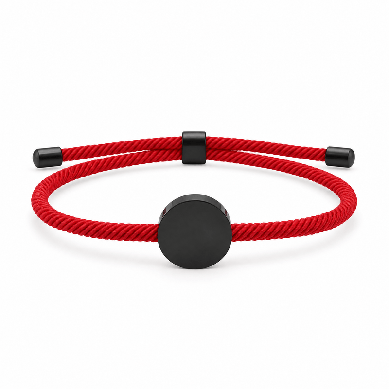 Bracelet Dax Noir / Rouge, cordon ajustable et médaillon rond, posé de face sur fond blanc