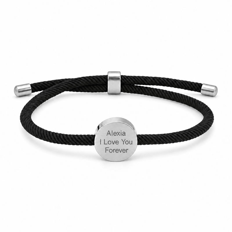 Bracelet Dax Argent / Noir gravé Alexia I Love You Forever, cordon ajustable et médaillon rond, posé de face sur fond blanc