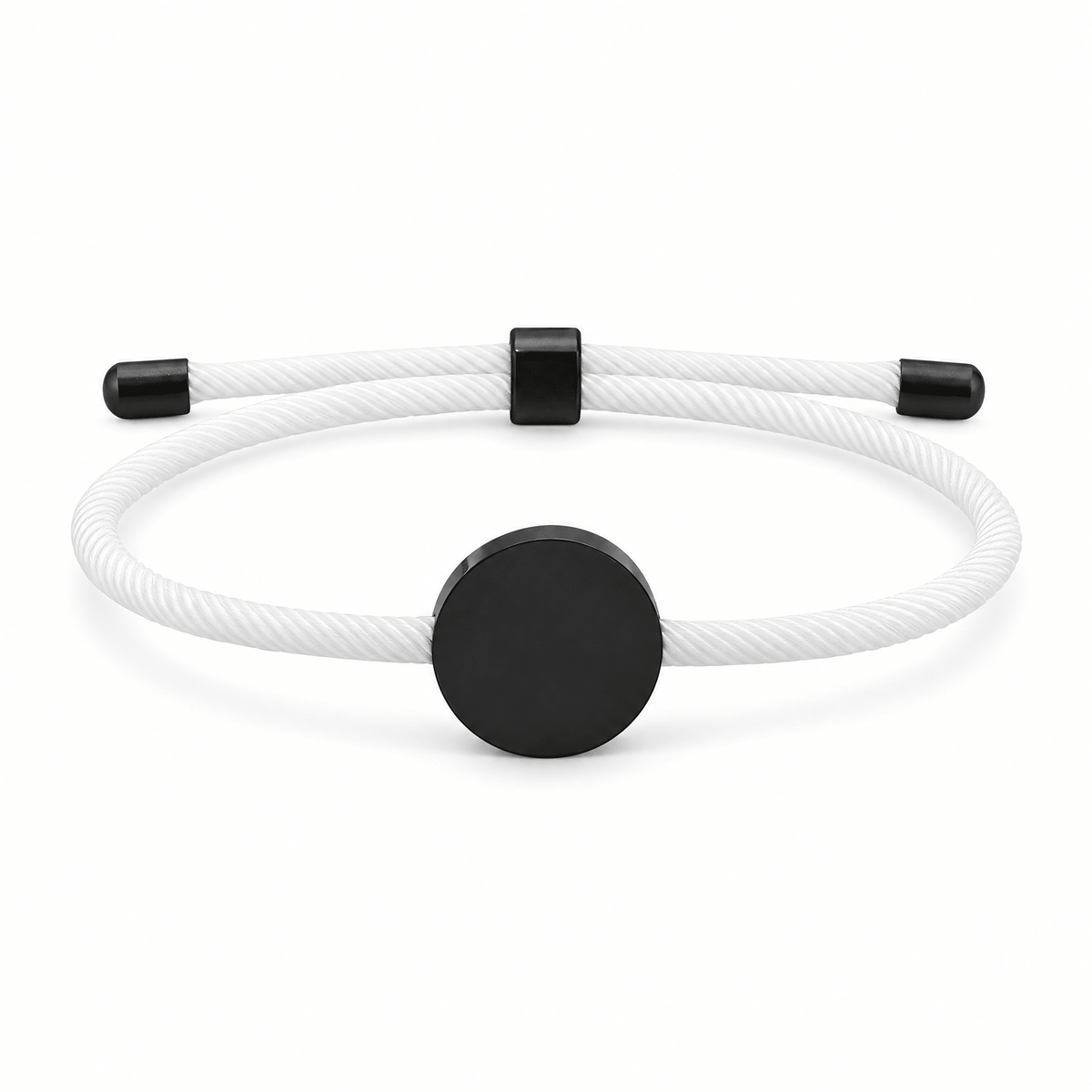 Bracelet Dax Noir / Blanc, cordon ajustable et médaillon rond, posé de face sur fond blanc