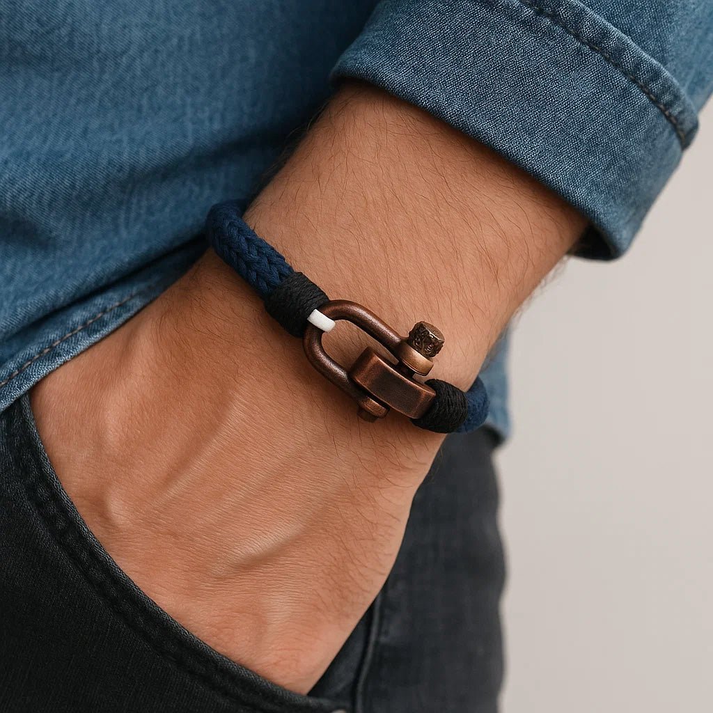 Bracelet cordon bleu marine homme avec mousqueton métal noir mat, style robuste.