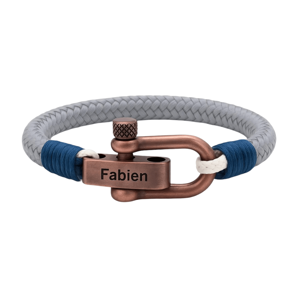 Bracelet cordon gris à mousqueton cuivre gravé Fabien avec détails bleus pour homme.