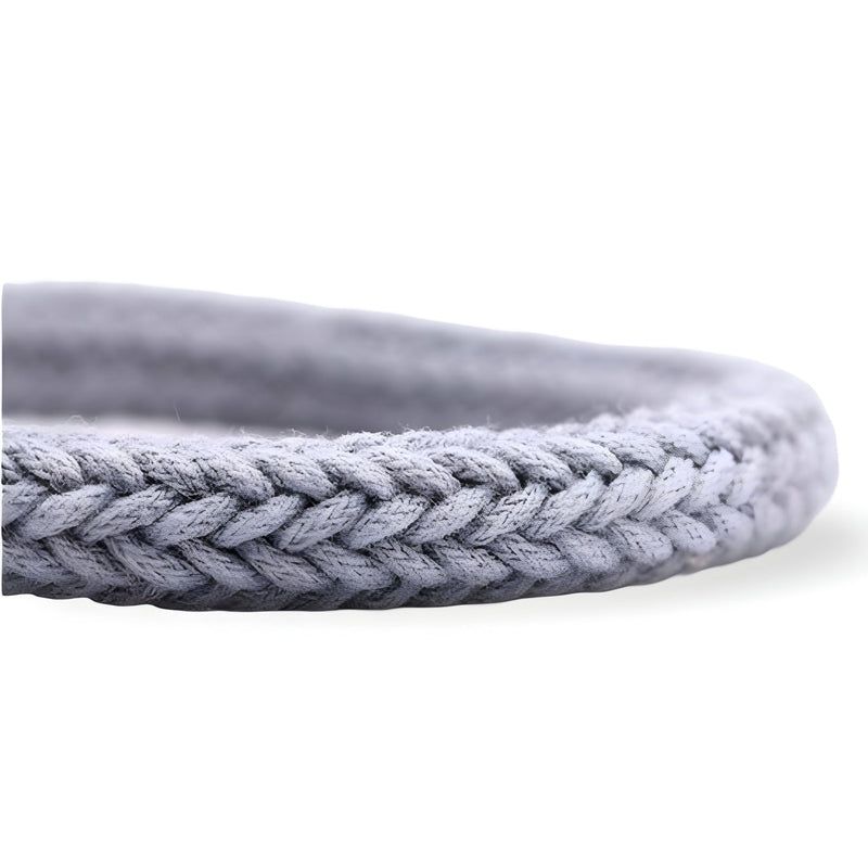 Bracelet cordon gris tressé en textile fin, finition détail serré, style masculin élégant.