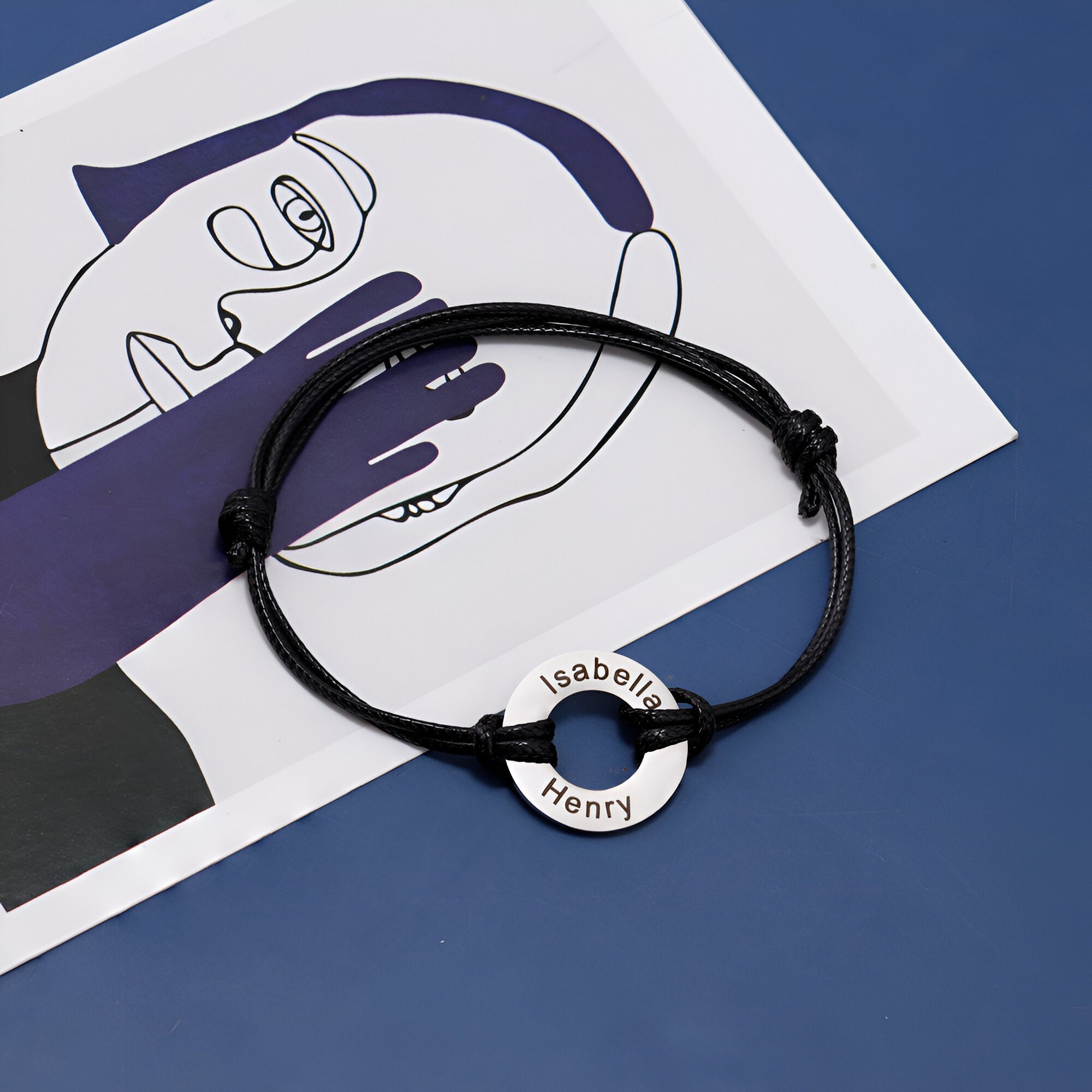 Bracelet cordon noir avec anneau en acier inoxydable personnalisé gravé.