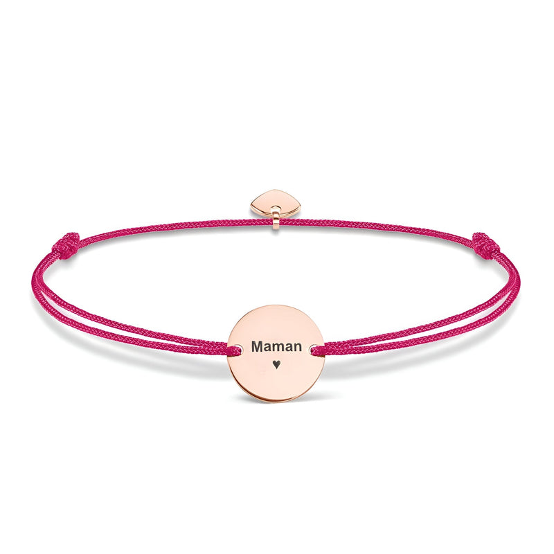 Bracelet cordon rose avec disque or rosé gravé "Maman" pour femme.