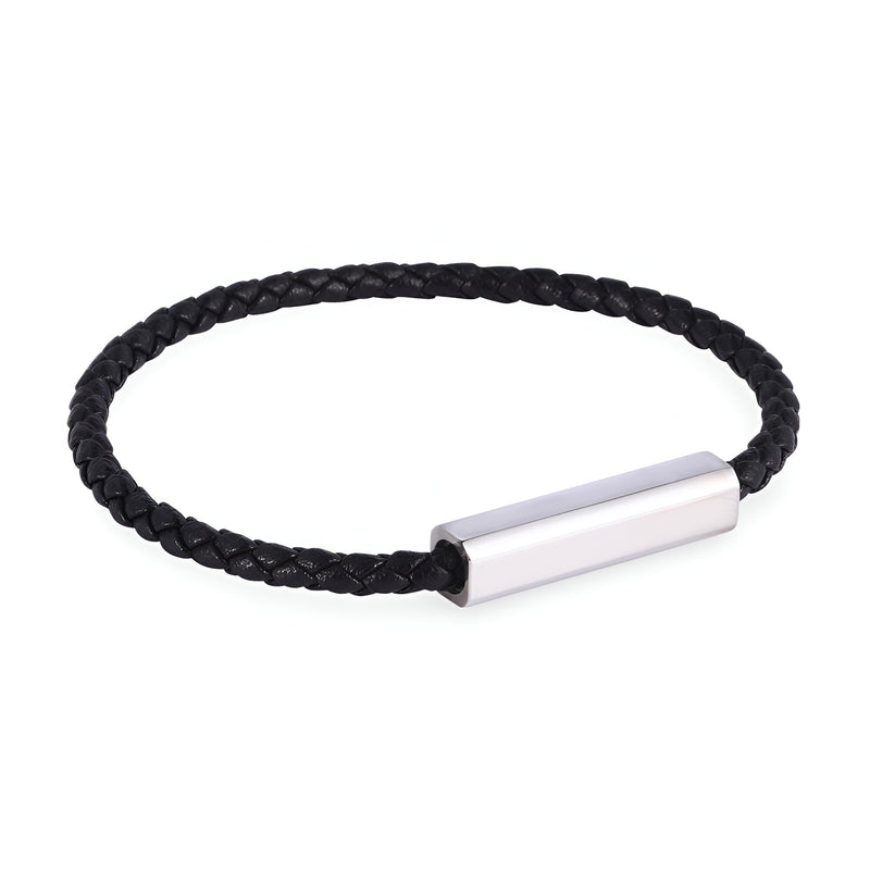Bracelet cordon noir en cuir tressé avec fermoir métallique argenté lisse et rectangulaire.