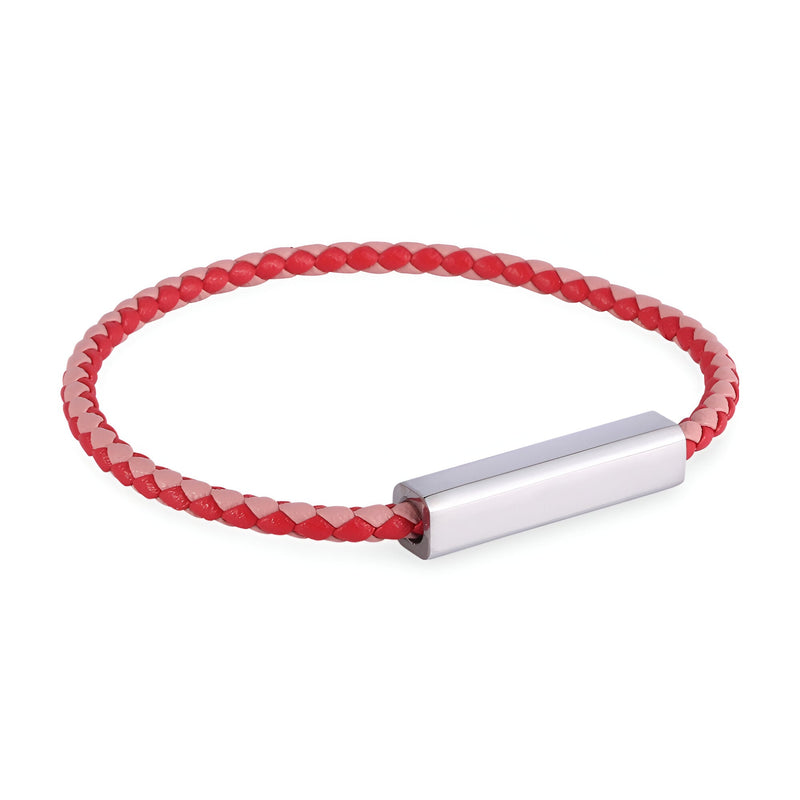 Bracelet cordon rouge en cuir tressé avec fermoir métallique argenté lisse.