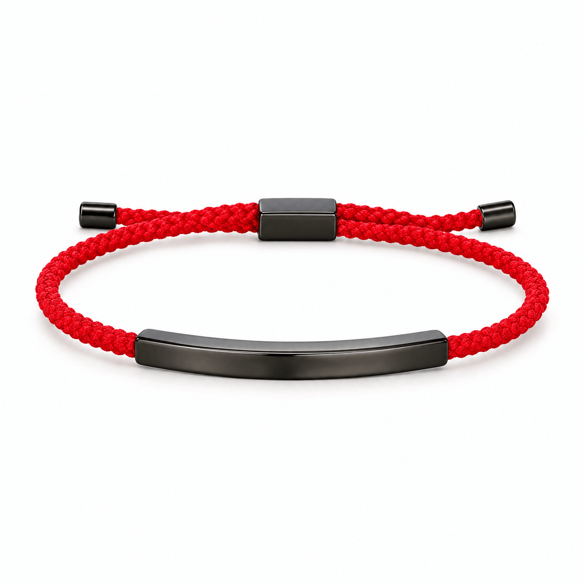 Packshot studio bracelet Doums Rouge, cordon macramé tressé avec plaque longue et fermoir coulissant noir.