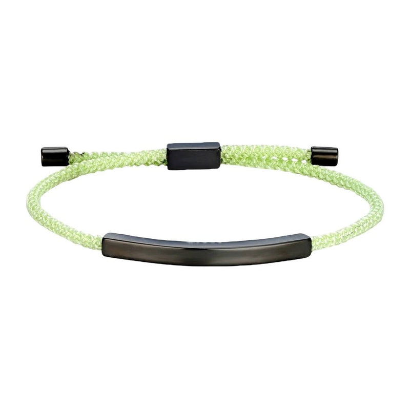 Bracelet cordon vert pomme avec plaque longue en acier inoxydable noir mat, ajustable.