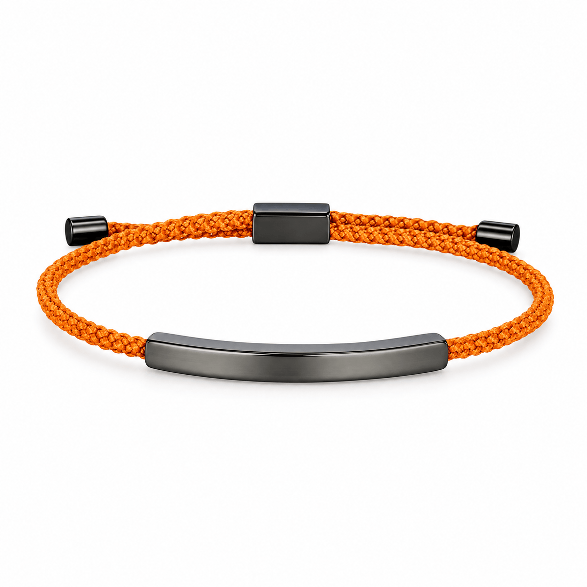 Packshot studio bracelet Doums Orange, cordon macramé tressé avec plaque longue et fermoir coulissant noir.