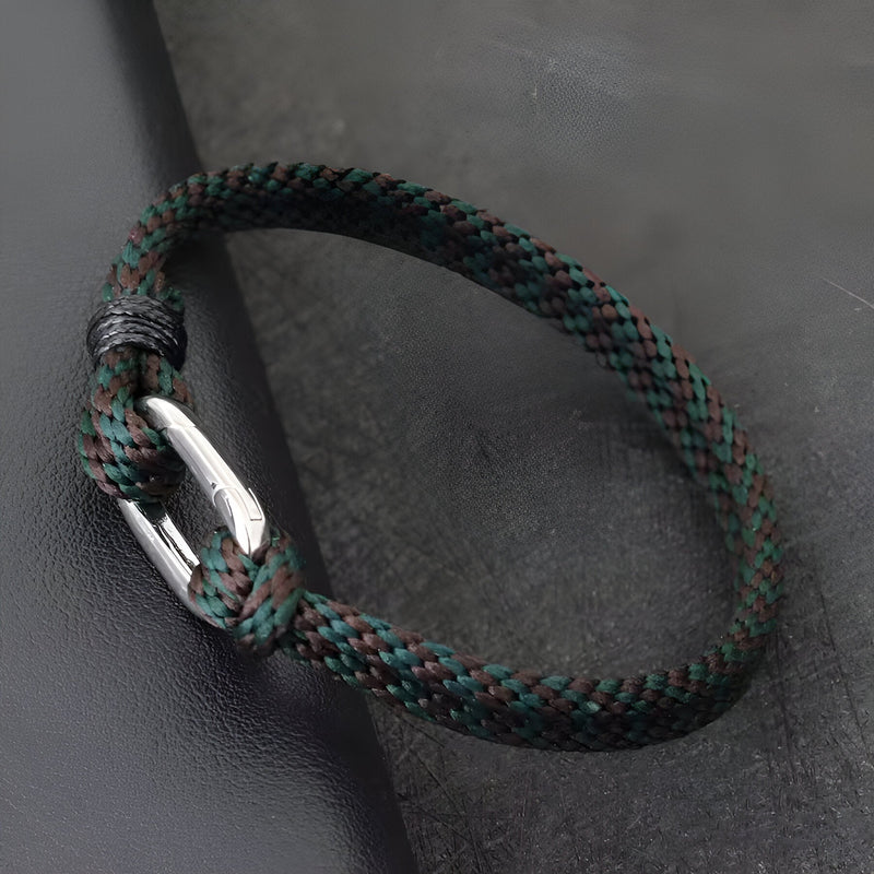 Bracelet cordon vert et marron avec mousqueton argenté petit modèle Yomi pour homme.