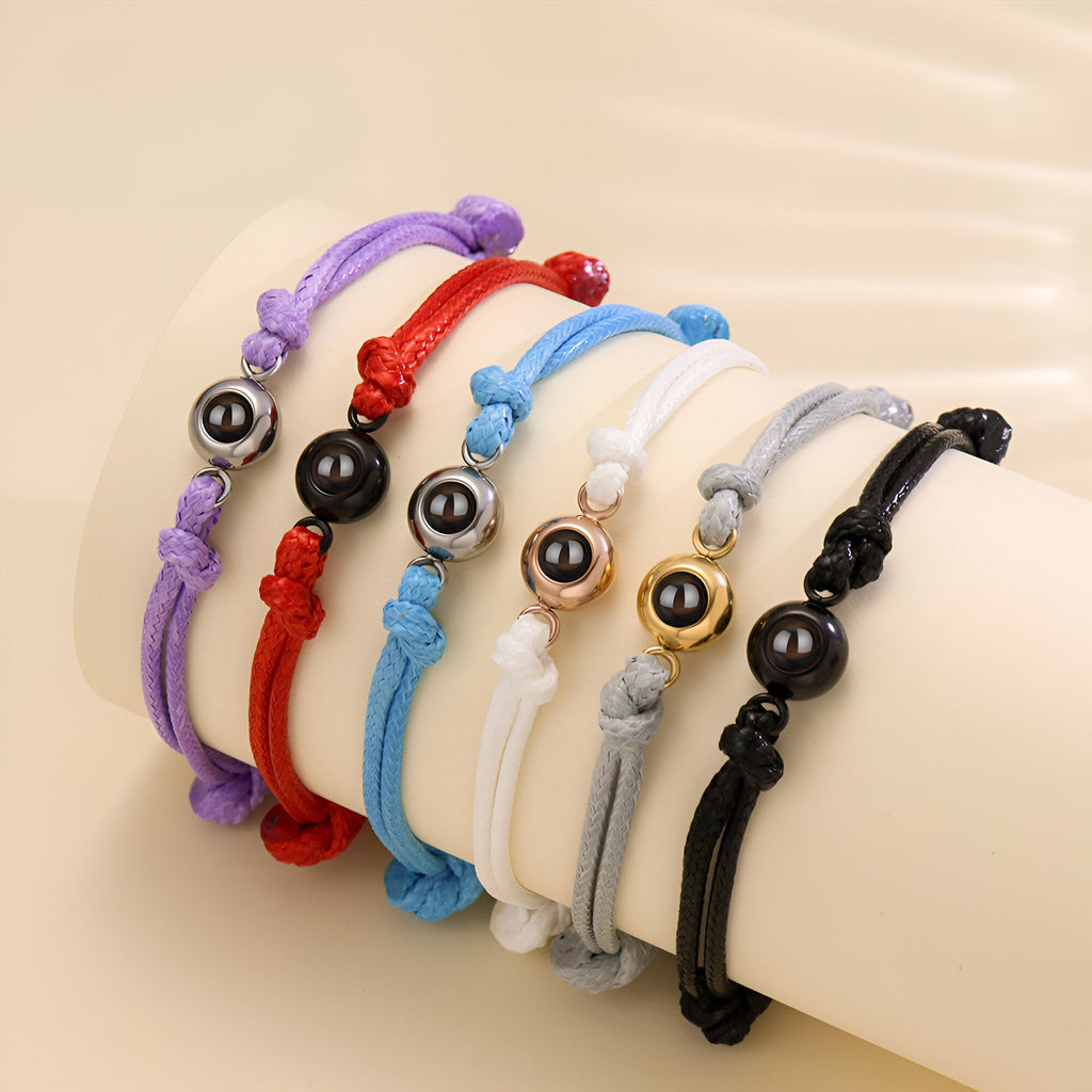 Bracelets photo personnalisés en corde colorée avec perles en acier inoxydable noir et argenté.