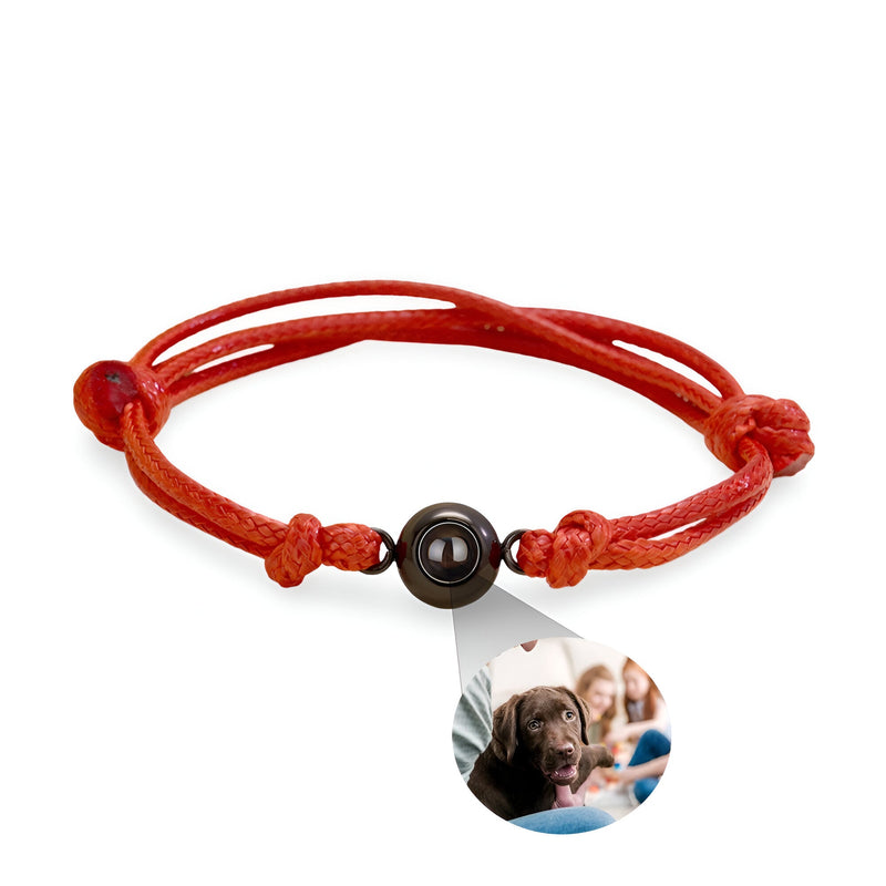 Bracelet personnalisé corde rouge avec médaille photo en acier inoxydable brillant.