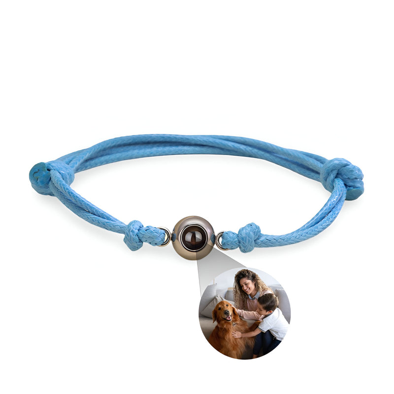 Bracelet corde bleu avec médaille photo ronde personnalisée et détail en acier inoxydable gris argenté.