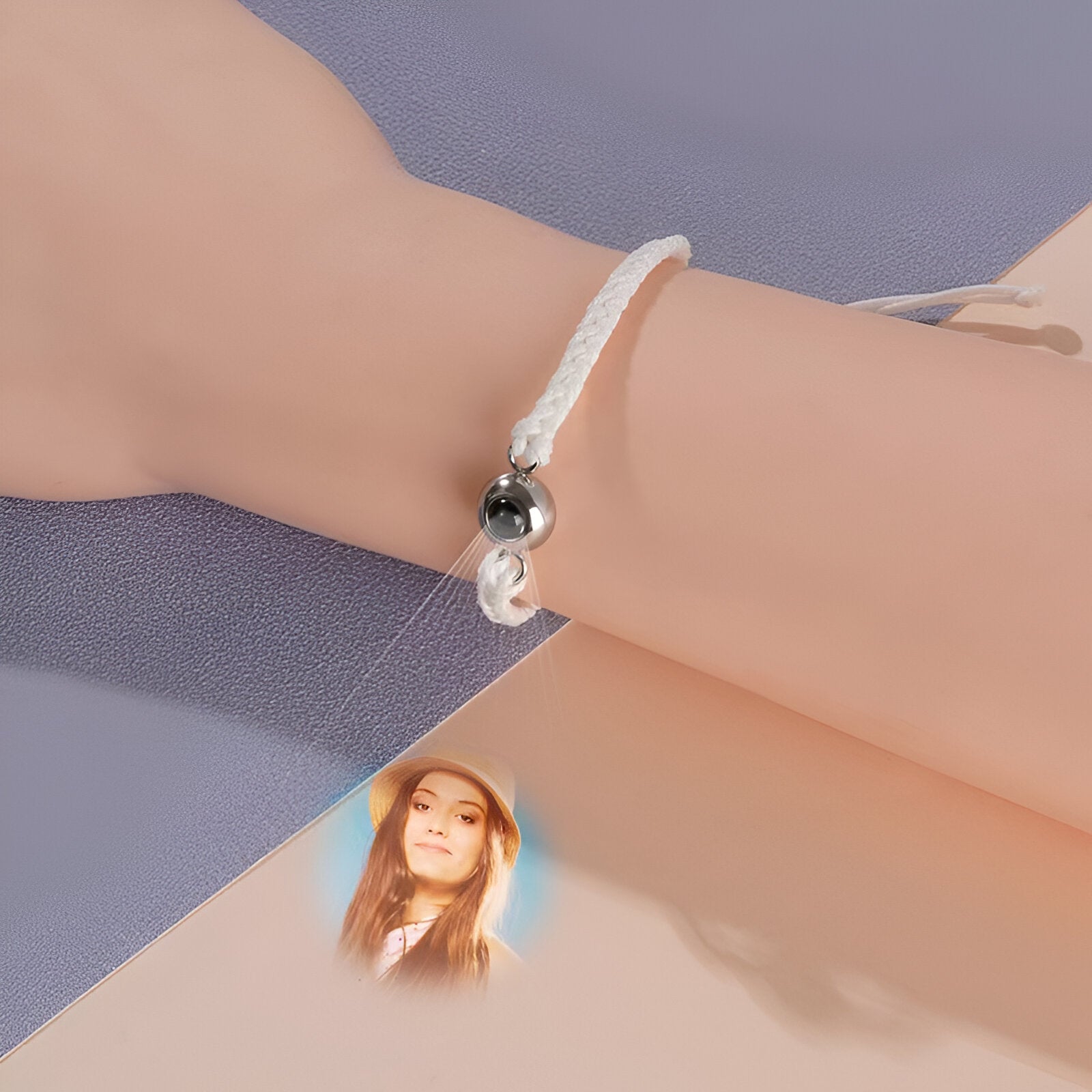 Bracelet photo personnalisé corde blanche avec perle titane noire et effet reflet lumineux.