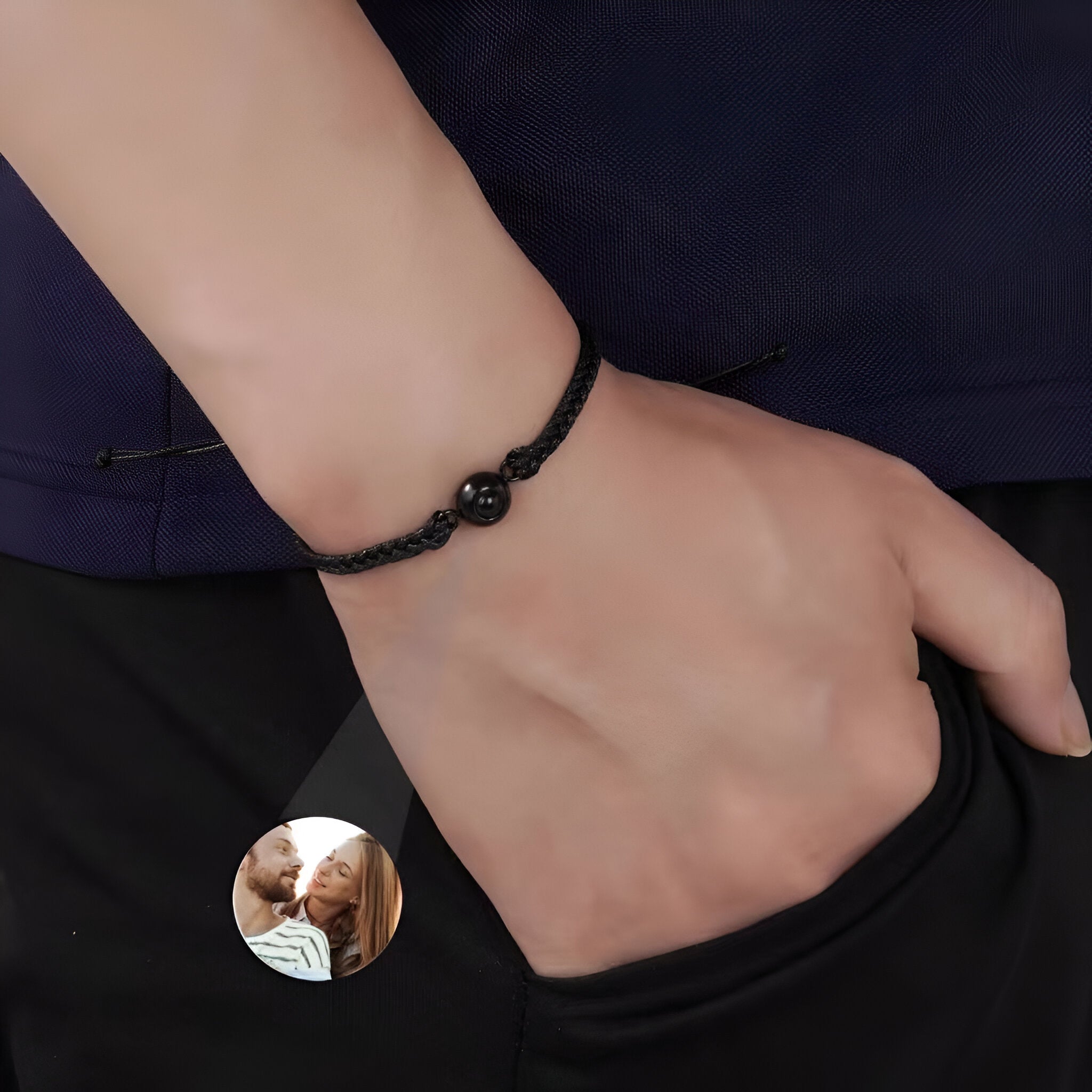Bracelet photo personnalisé en corde noire avec détail en titane noir ajustable au poignet.