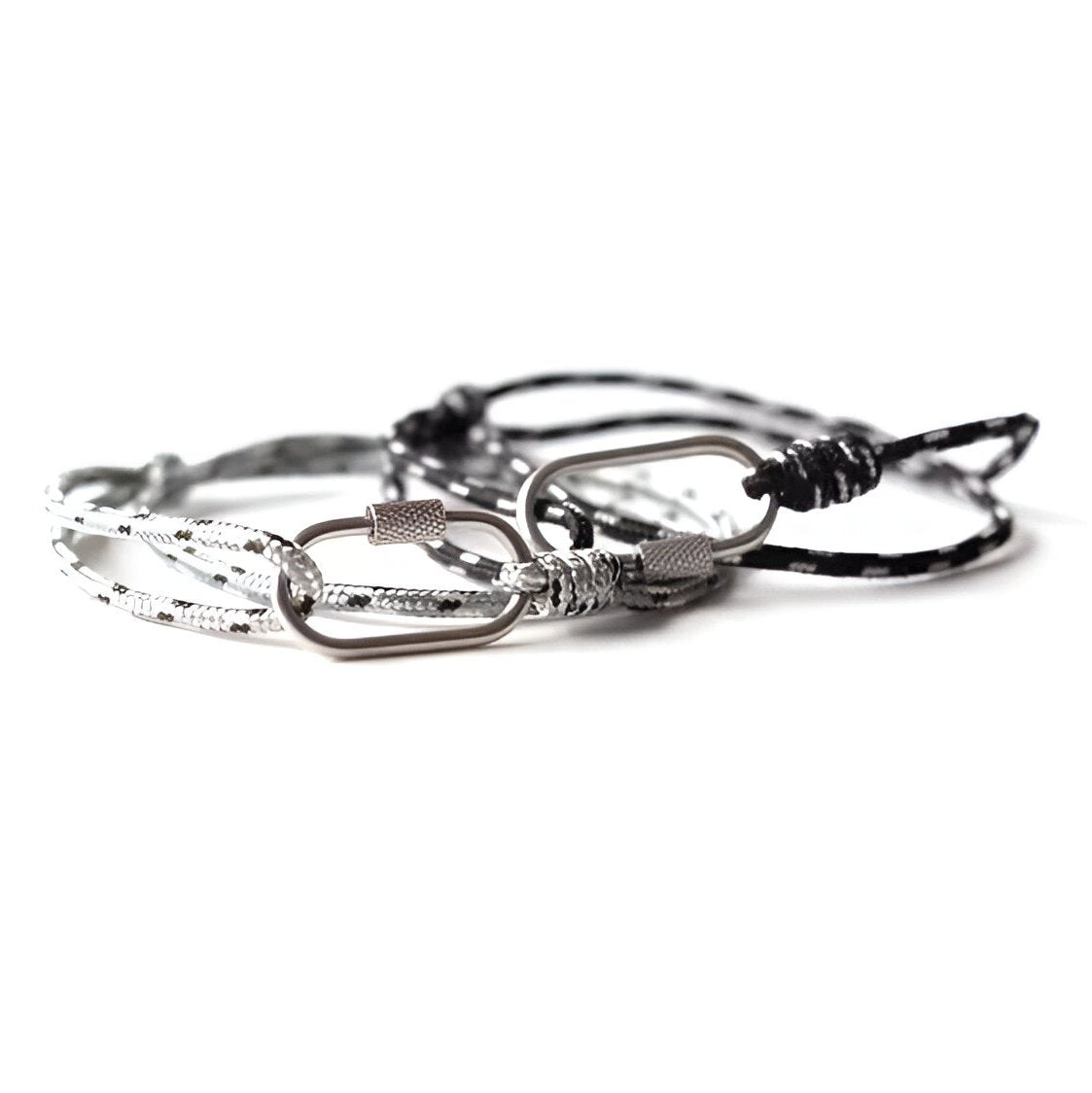 Bracelet cordon noir avec mousqueton en métal argenté, style minimaliste et ajustable.