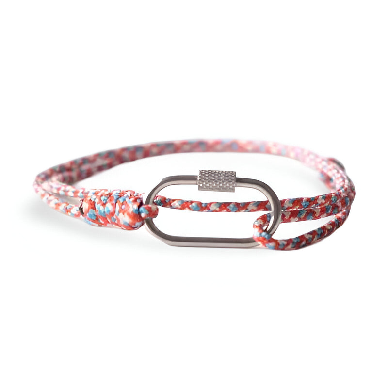 Bracelet cordon rose à motif multicolore avec mousqueton ovale en métal argenté texturé.