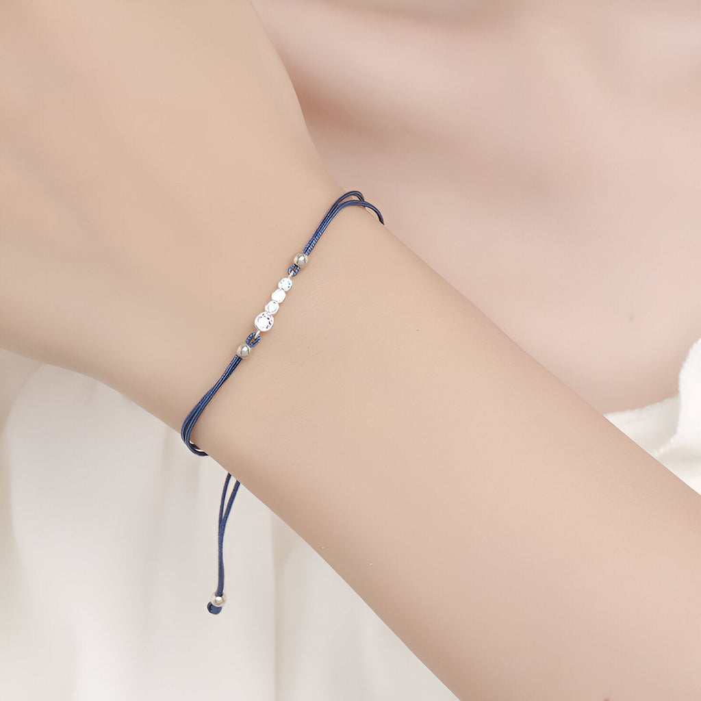 Bracelet cordon bleu marine avec détail argent sterling et zircons colorés ajustable pour femme.