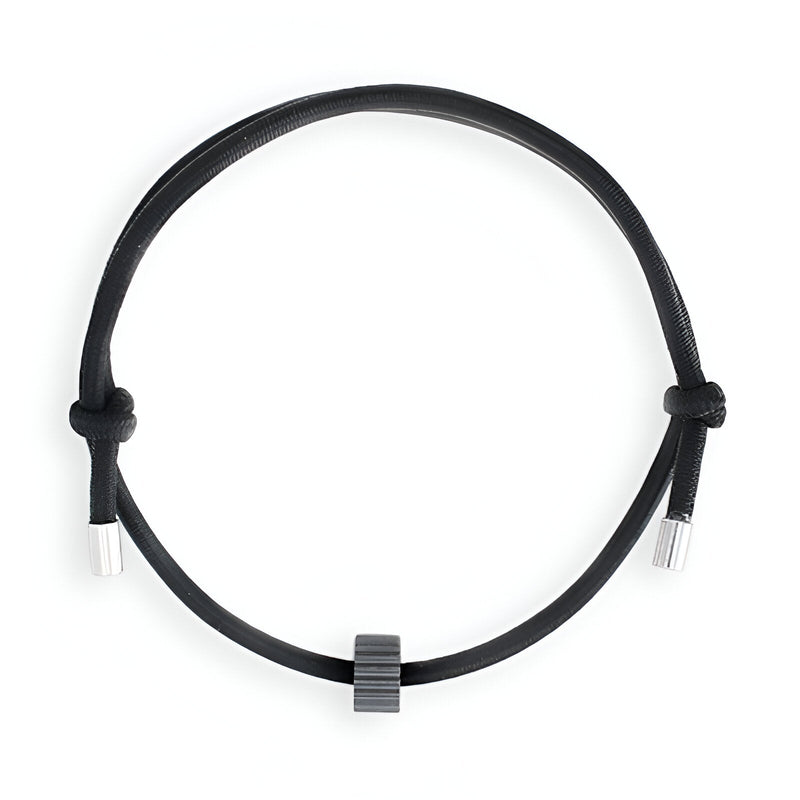 Bracelet cordon noir ajustable avec ornement cylindrique en carbure de tungstène gris anthracite.