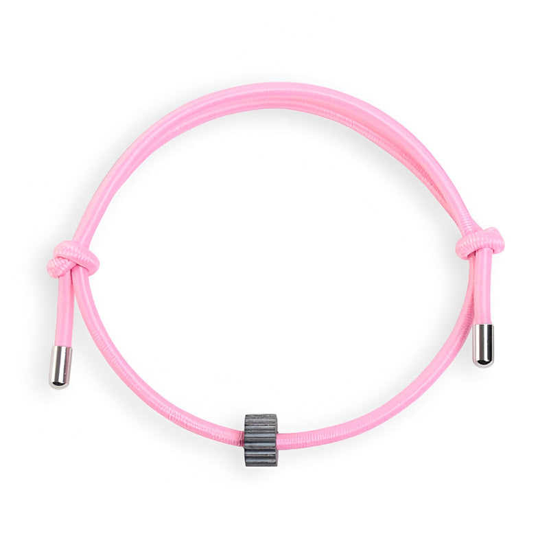 Bracelet cordon rose avec ornement cylindrique en carbure de tungstène gris anthracite.