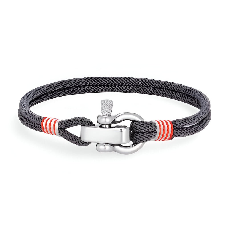 Bracelet cordon noir avec manille en acier inoxydable et détails rouges sur cordon tressé.
