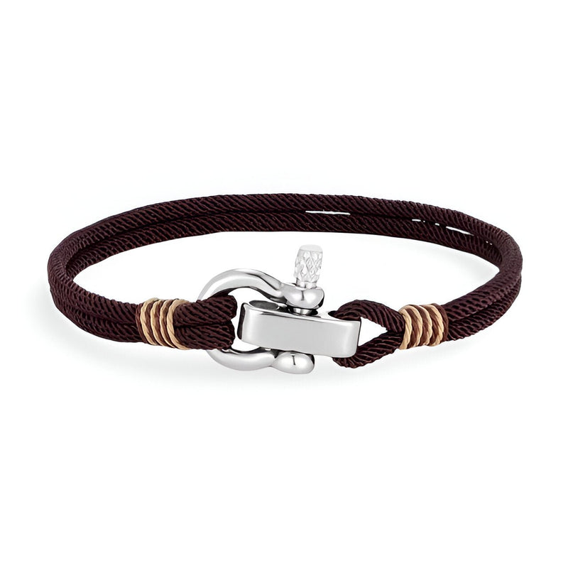 Bracelet cordon bordeaux avec manille en acier inoxydable argenté et détails de cordelettes beige.
