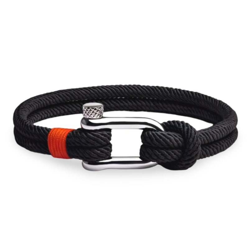 Bracelet cordon noir avec mousqueton argenté et détail orange sur le cordon.