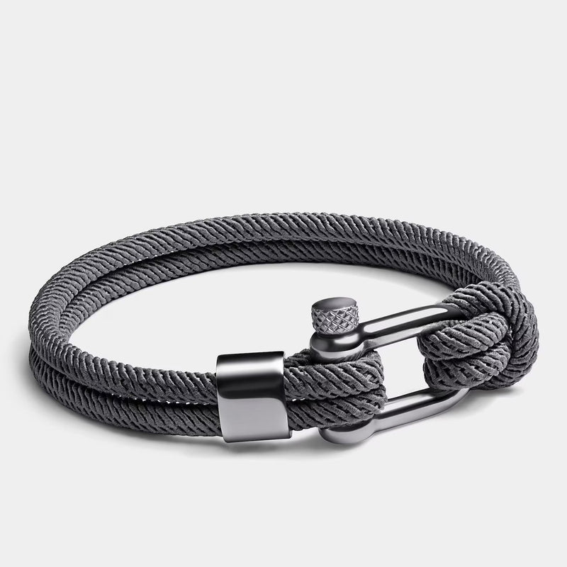 Bracelet cordon gris pour homme avec mousqueton métallique noir et détail argenté texturé.