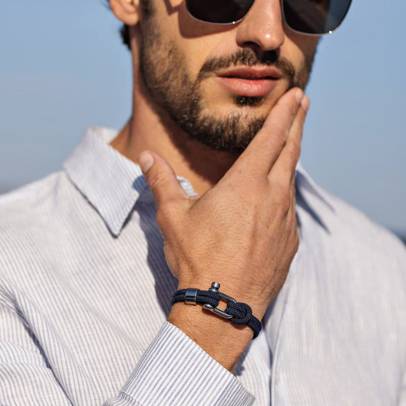 Bracelet cordon bleu marine pour homme avec mousqueton et détails argentés élégants.
