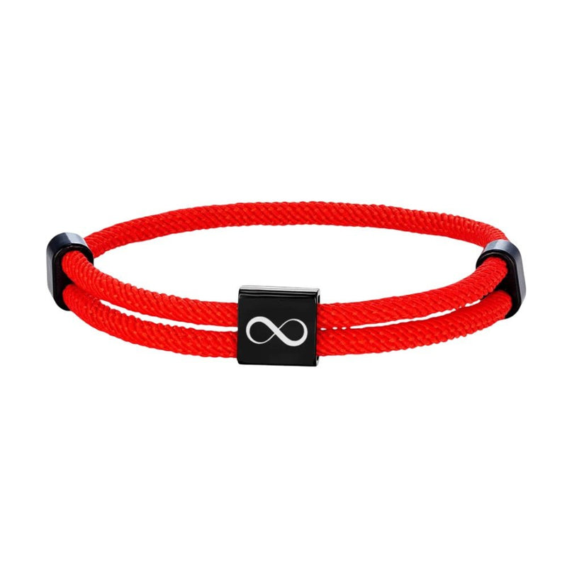Bracelet cordon rouge ajustable avec plaque noire en acier inoxydable et symbole infini blanc.