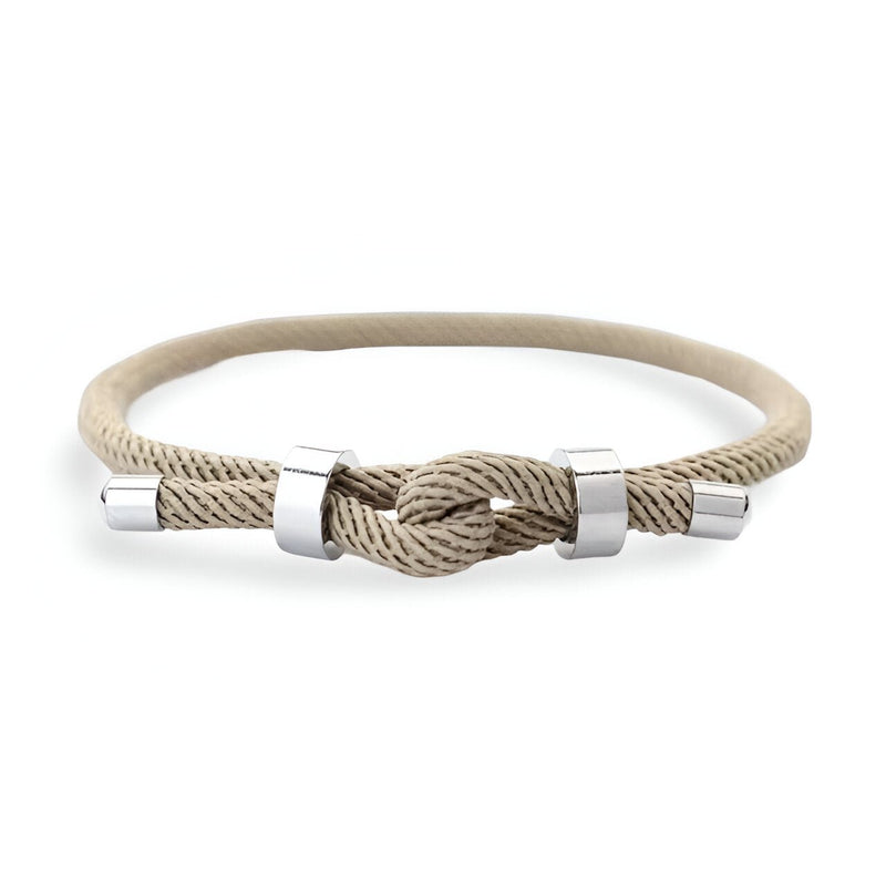 Bracelet cordon beige noué avec éléments métalliques argentés pour homme.