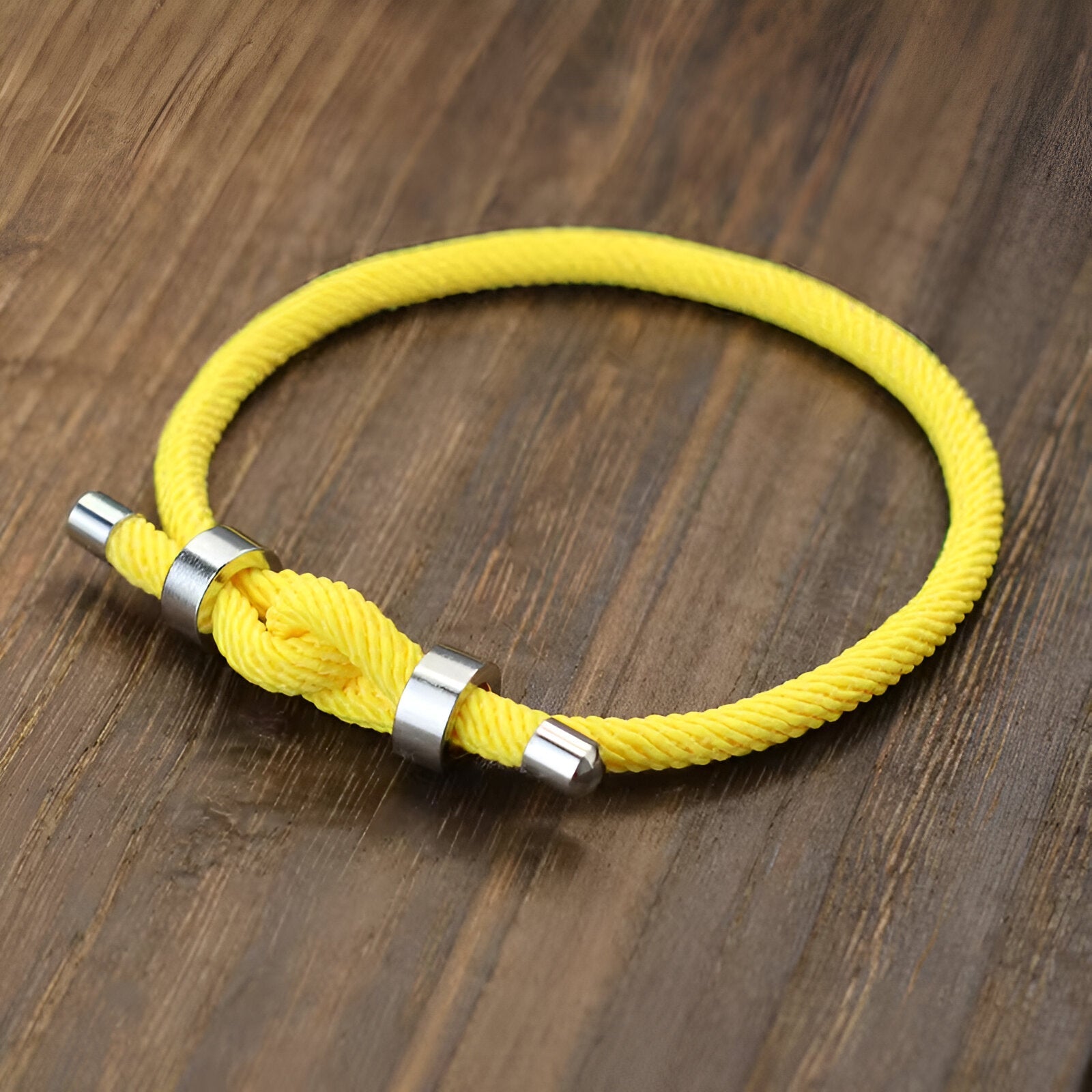 Bracelet cordon jaune vif avec fermoir métallique argenté simple et discret pour homme.