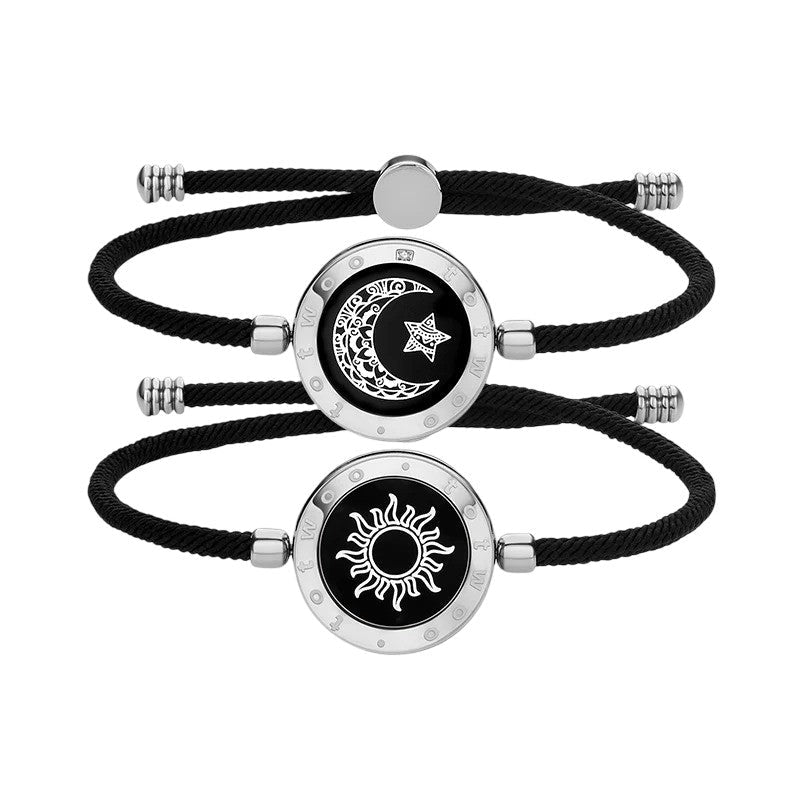 Bracelets couple noirs à cordon coulissant avec médaillons argentés gravés d’un soleil et d’une lune étoilée, design élégant