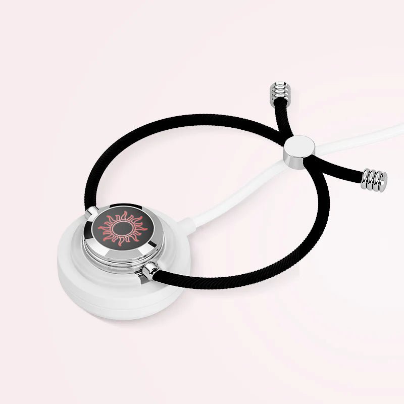 Bracelet couple avec cordon noir coulissant, pendentif rond design soleil rouge et lune sur fond noir, métal argenté.