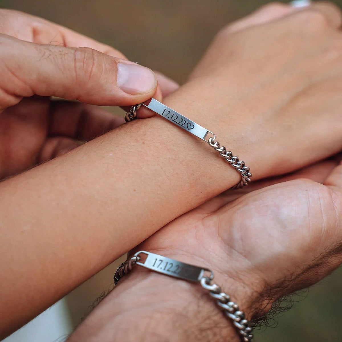 Bracelets couple gourmette en acier inoxydable avec plaque gravée, chaîne épaisse, finition argentée brillante.