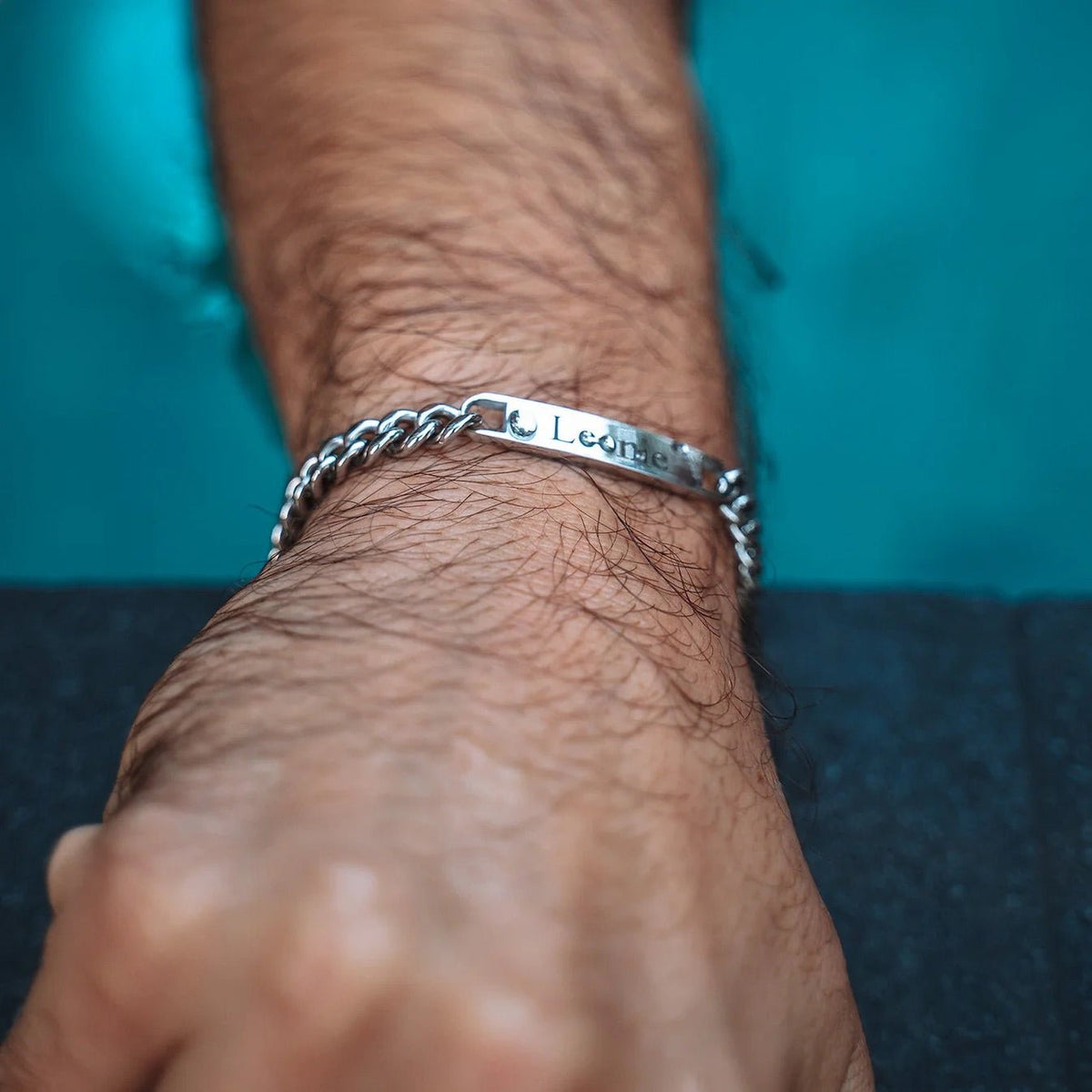 Bracelet gourmette en acier inoxydable avec plaque gravée prénom, chaîne élégante et brillante.